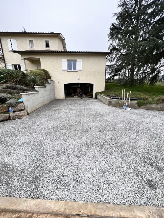Réalisation d'une cour en gravier à Grézieu-la-Varenne