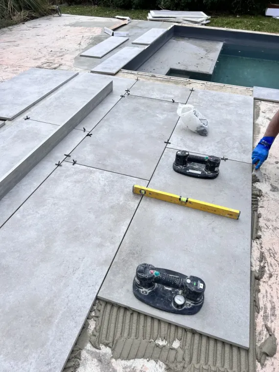 Terrasse extérieur. Dallage autour d'une piscine à Charbonnière les bains. Jeoffrey Pachal