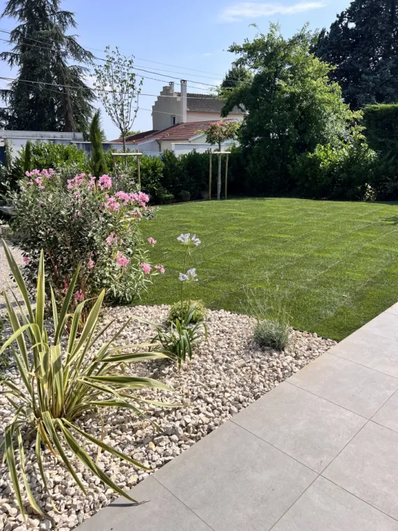 plantation végétaux pose de gazon en plaque Francheville paysagiste Jeoffrey Pachal