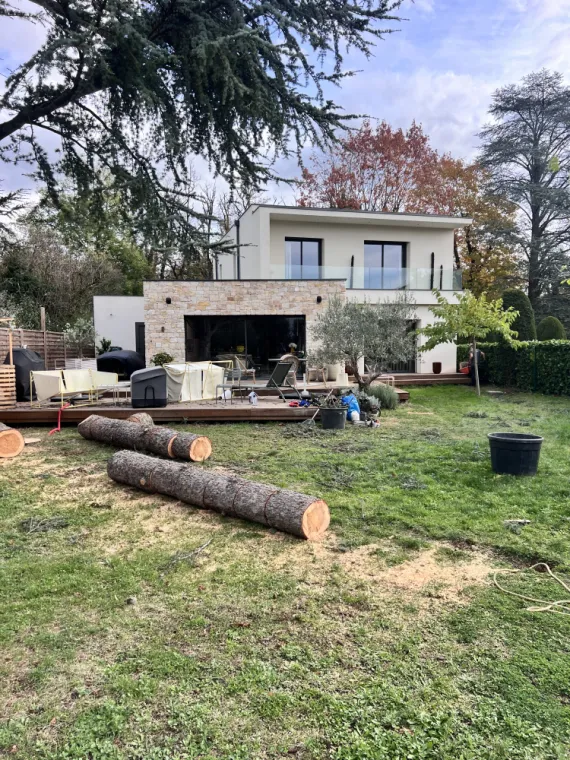 Abattage d'un arbre à Tassin-la-demie-lune Paysagiste Jeoffrey pachal 